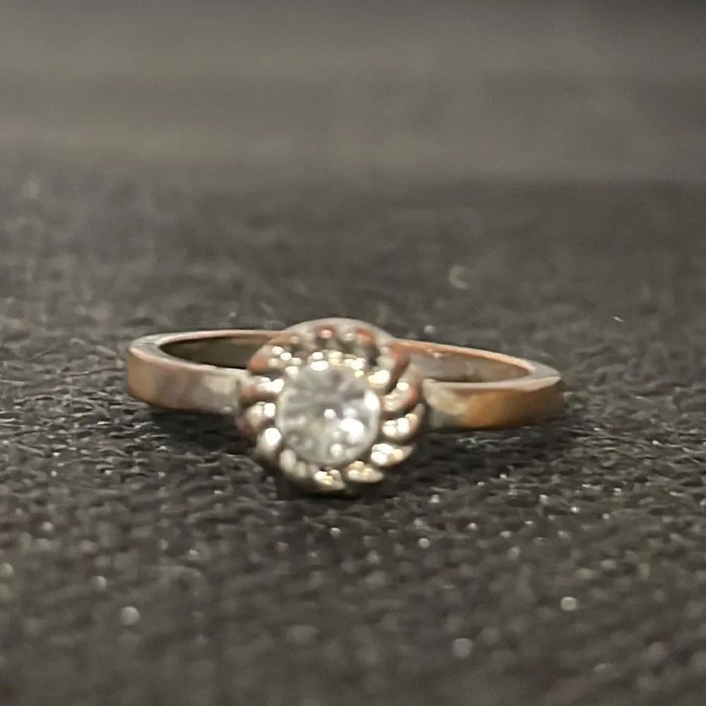 Small ring with a white gem - Picture 2 of 7